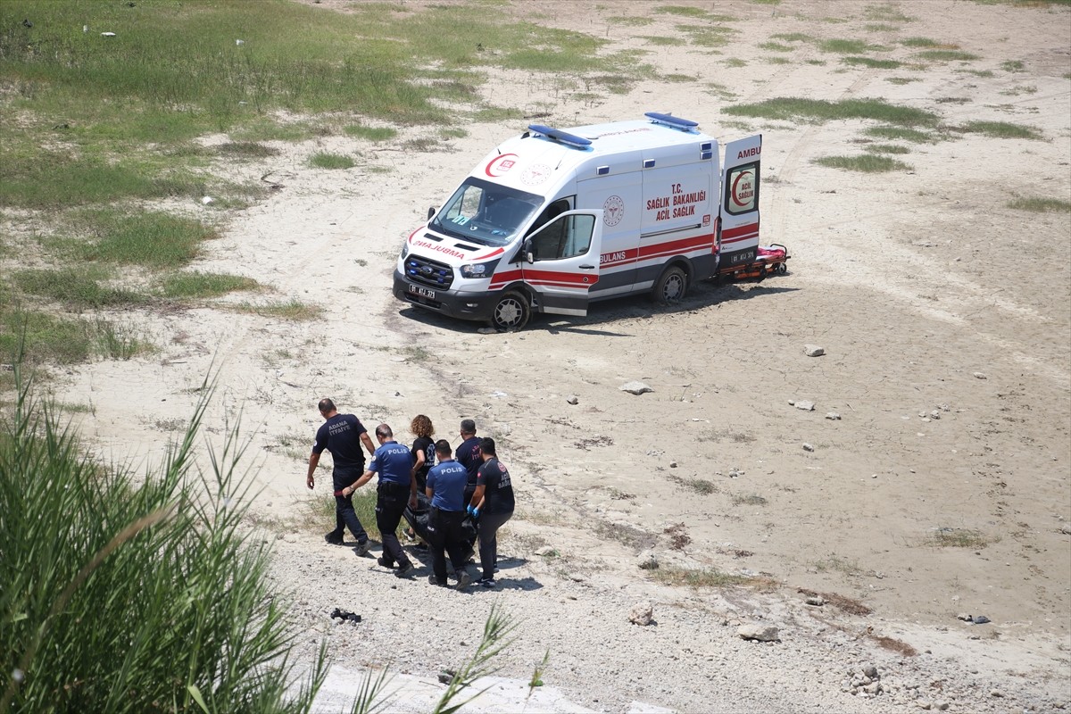 Adana'nın merkez Çukurova ilçesinde, köprüden baraj gölüne düşen otomobildeki 1 çocuğun cesedi...