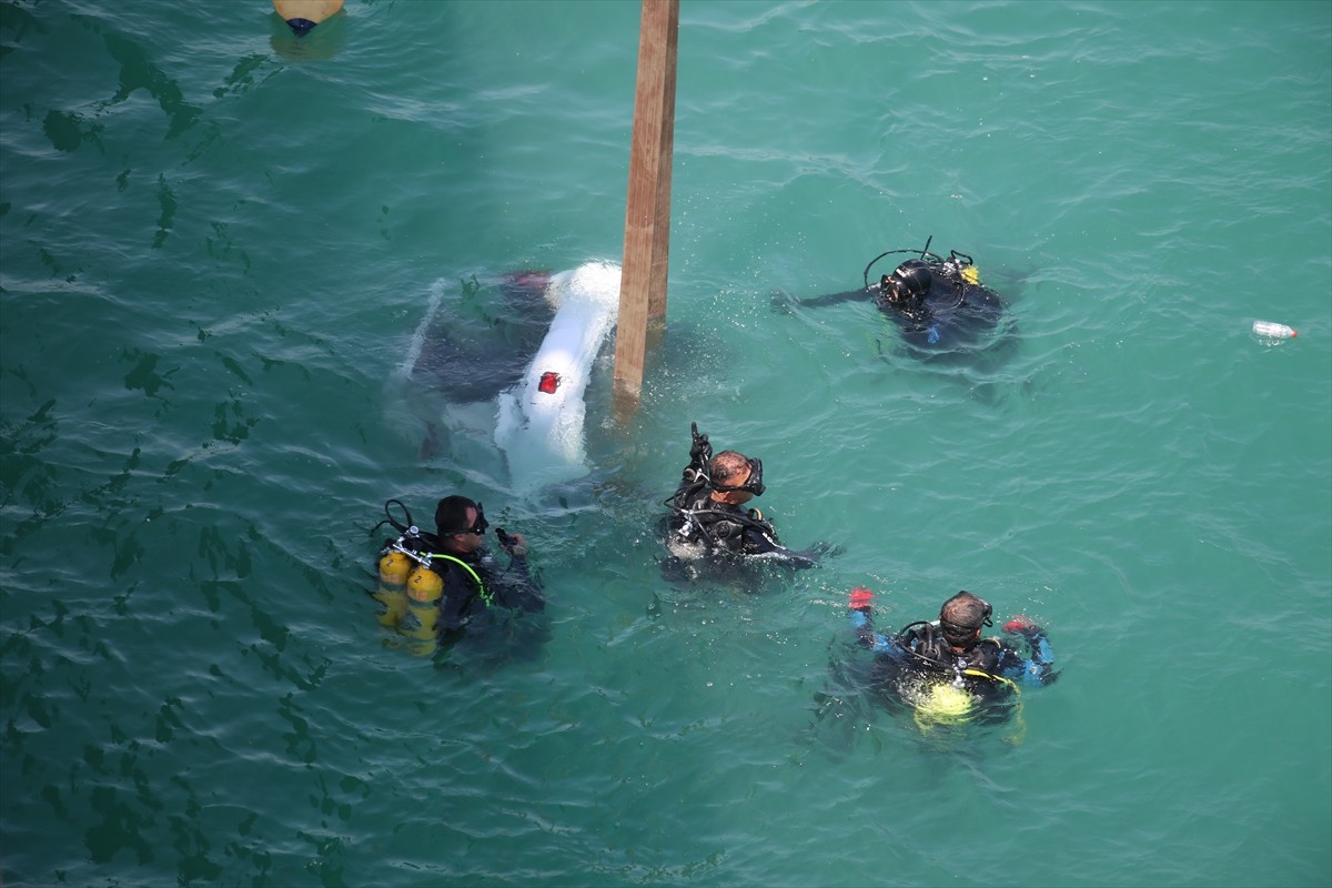 Adana'nın merkez Çukurova ilçesinde, köprüden baraj gölüne düşen otomobildeki çift ve 2 çocuğu...