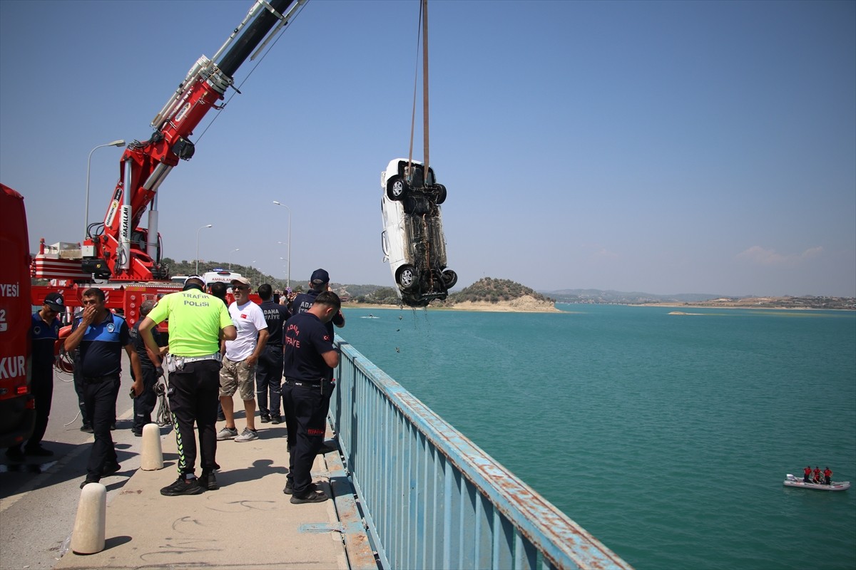 Adana'nın merkez Çukurova ilçesinde, köprüden baraj gölüne düşen otomobildeki çift ve 2 çocuğu...