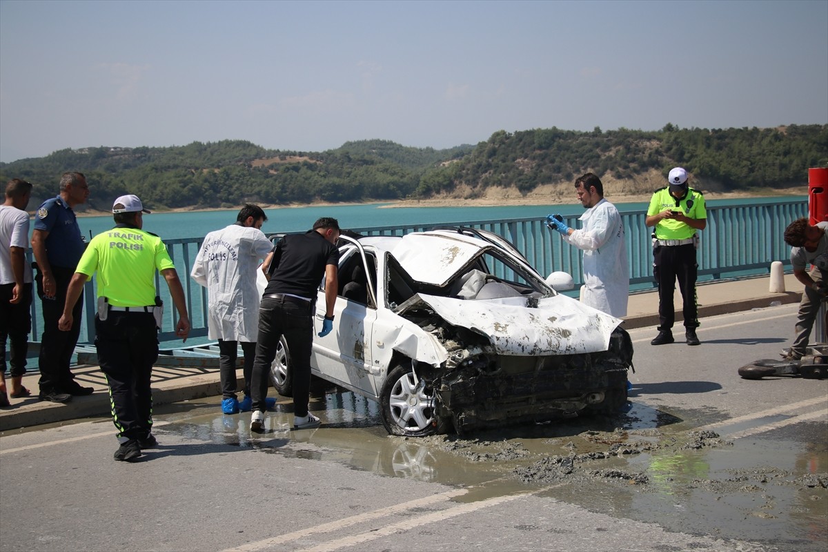 Adana'nın merkez Çukurova ilçesinde, köprüden baraj gölüne düşen otomobildeki çift ve 2 çocuğu...