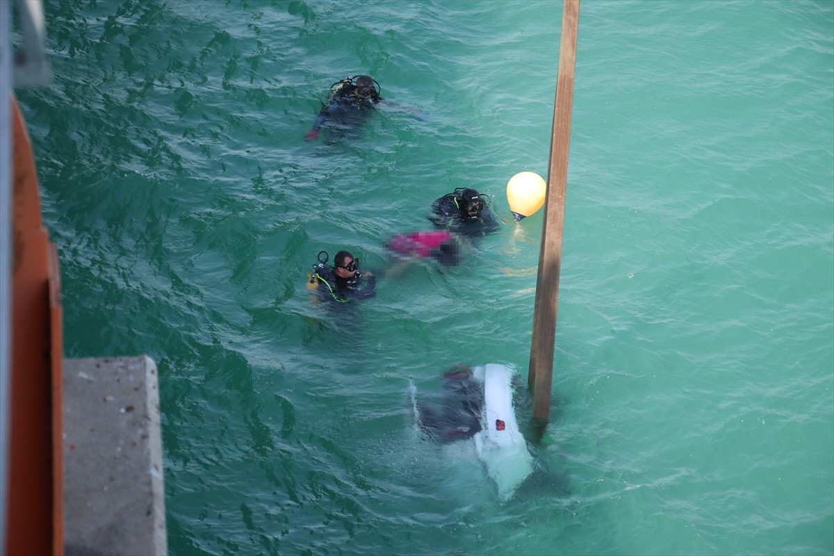Adana'nın merkez Çukurova ilçesinde, köprüden baraj gölüne düşen otomobildeki çift ve 2 çocuğu...