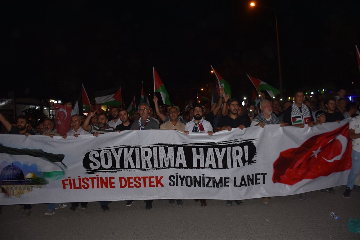 Adıyaman'da toplanan bir grup, İsrail'in Gazze'ye yönelik saldırılarına tepki gösterdi....