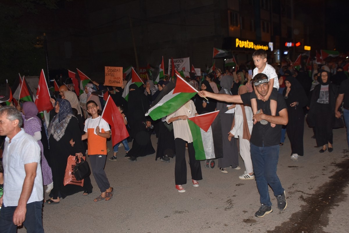 Adıyaman'da toplanan bir grup, İsrail'in Gazze'ye yönelik saldırılarına tepki gösterdi....