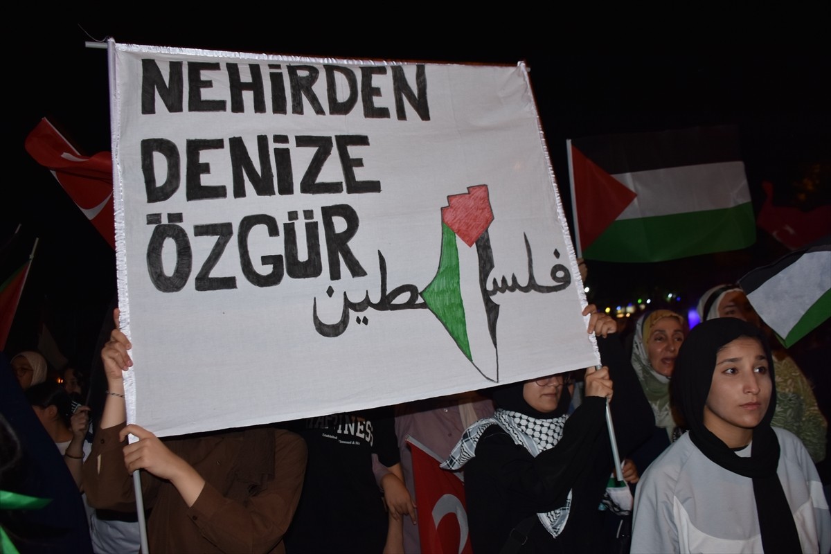 Adıyaman'da toplanan bir grup, İsrail'in Gazze'ye yönelik saldırılarına tepki gösterdi....