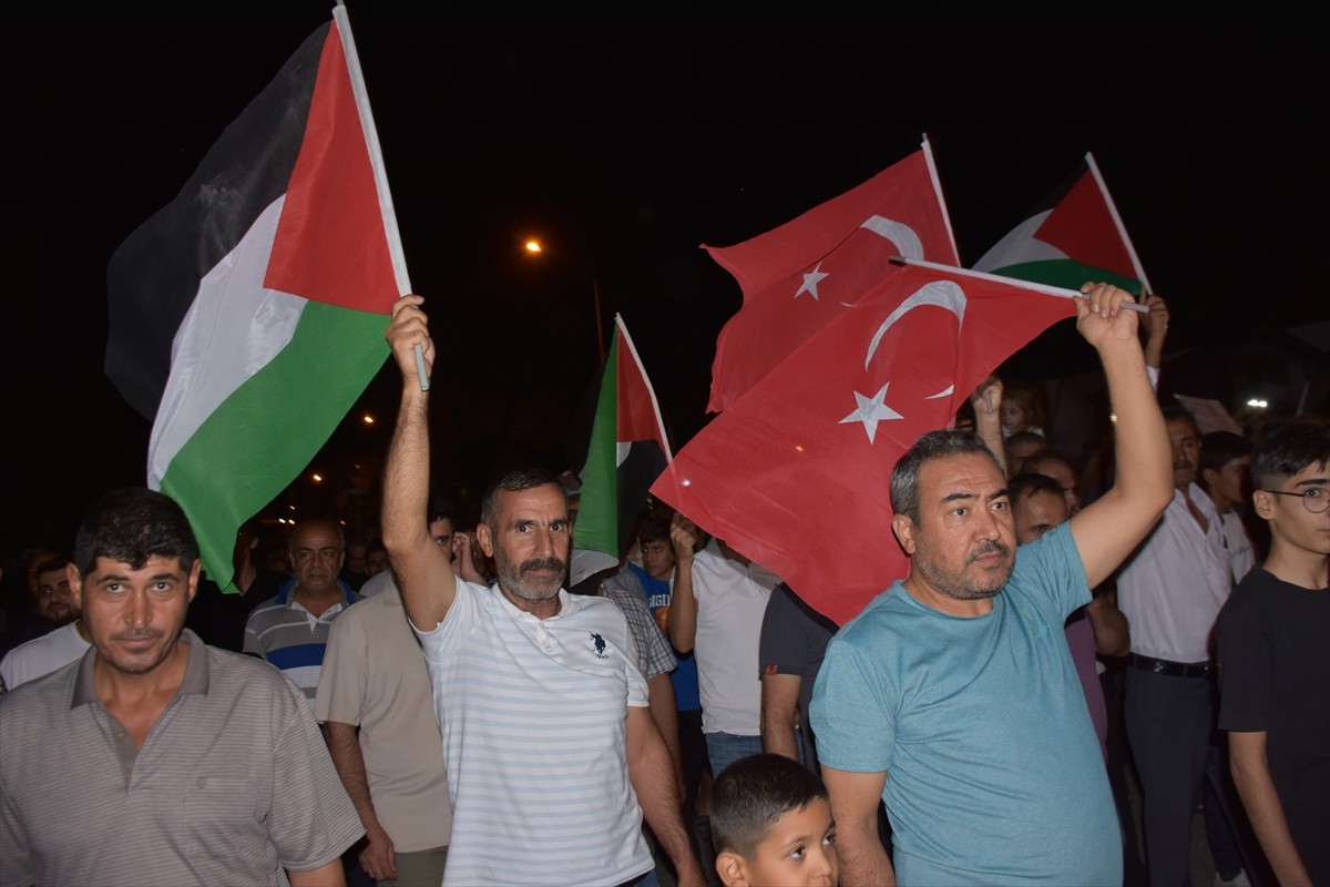 Adıyaman'da toplanan bir grup, İsrail'in Gazze'ye yönelik saldırılarına tepki gösterdi....