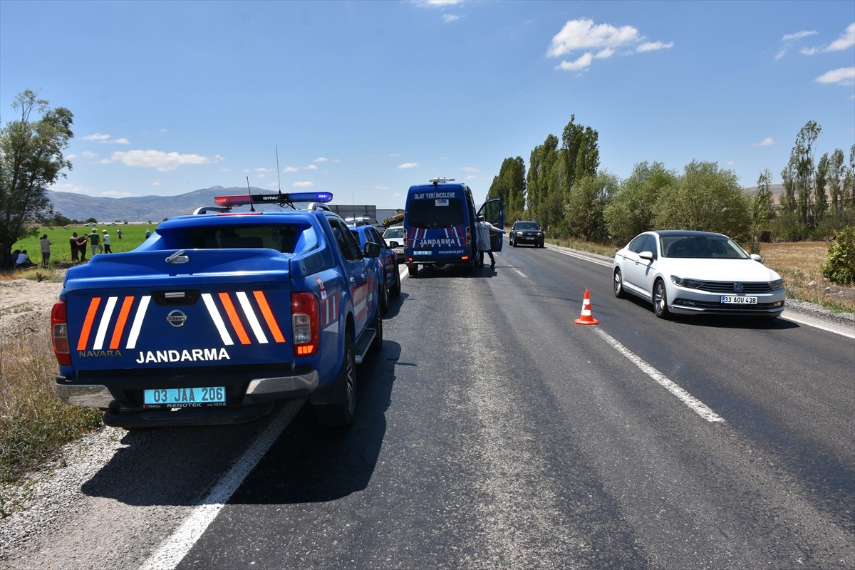Afyonkarahisar'ın Çay ilçesinde tırla çarpışan otomobildeki çift ile çocukları hayatını kaybetti...