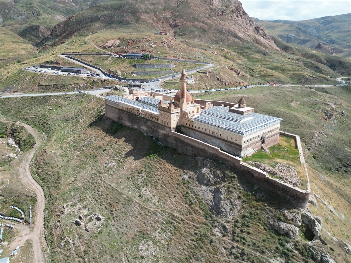 Ağrı'nın Doğubayazıt ilçesinde Osmanlı'nın Anadolu'daki en seçkin eserleri arasında yer alan...