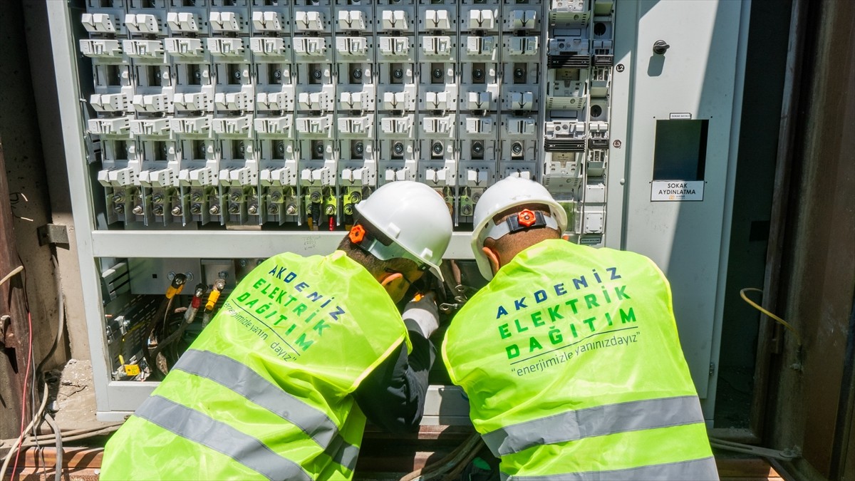 Akdeniz Elektrik Dağıtım AŞ'nin (AEDAŞ) hizmet bölgesinde, hava sıcaklıkları, yüksek nem ve klima...