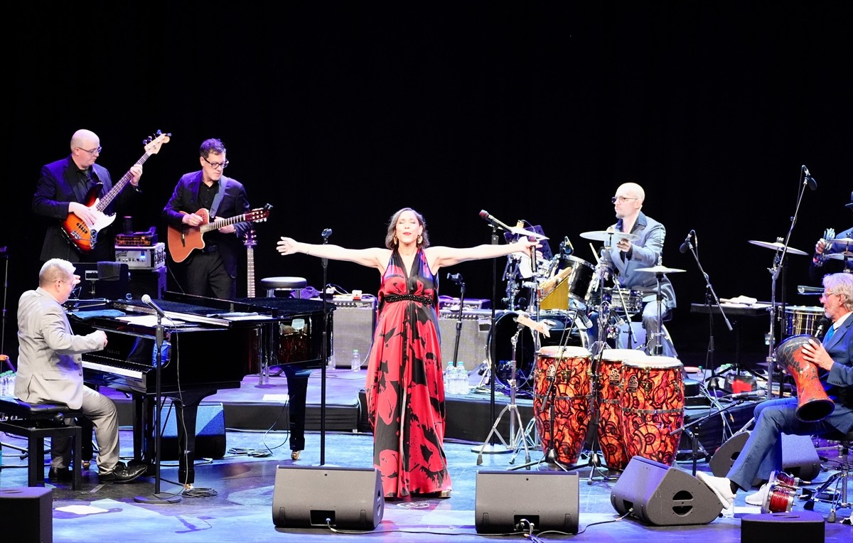 Albümlerinde Türkçe dahil 25 dilde şarkılara yer veren ABD'li müzik grubu Pink Martini, Harbiye...