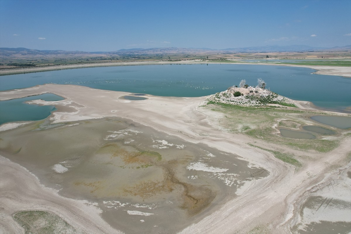 Amasya'nın Suluova ilçesindeki Yedikır Baraj Gölü'nde, su seviyesi düşünce eski Amasya Merzifon...