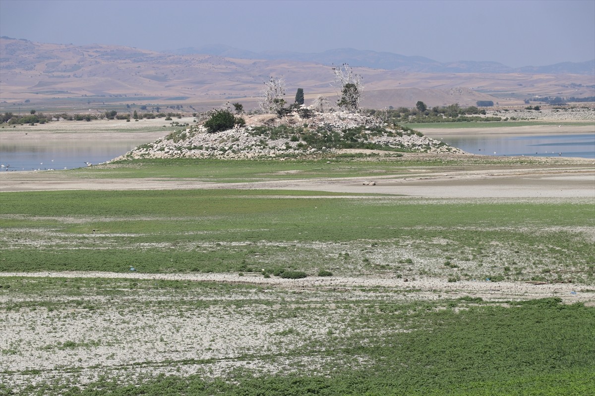 Amasya'nın Suluova ilçesindeki Yedikır Baraj Gölü'nde, su seviyesi düşünce eski Amasya Merzifon...