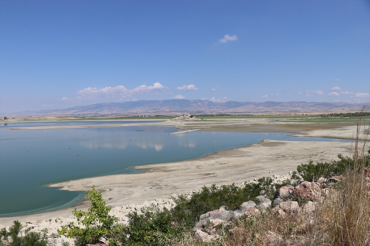 Amasya'nın Suluova ilçesindeki Yedikır Baraj Gölü'nde, su seviyesi düşünce eski Amasya Merzifon...