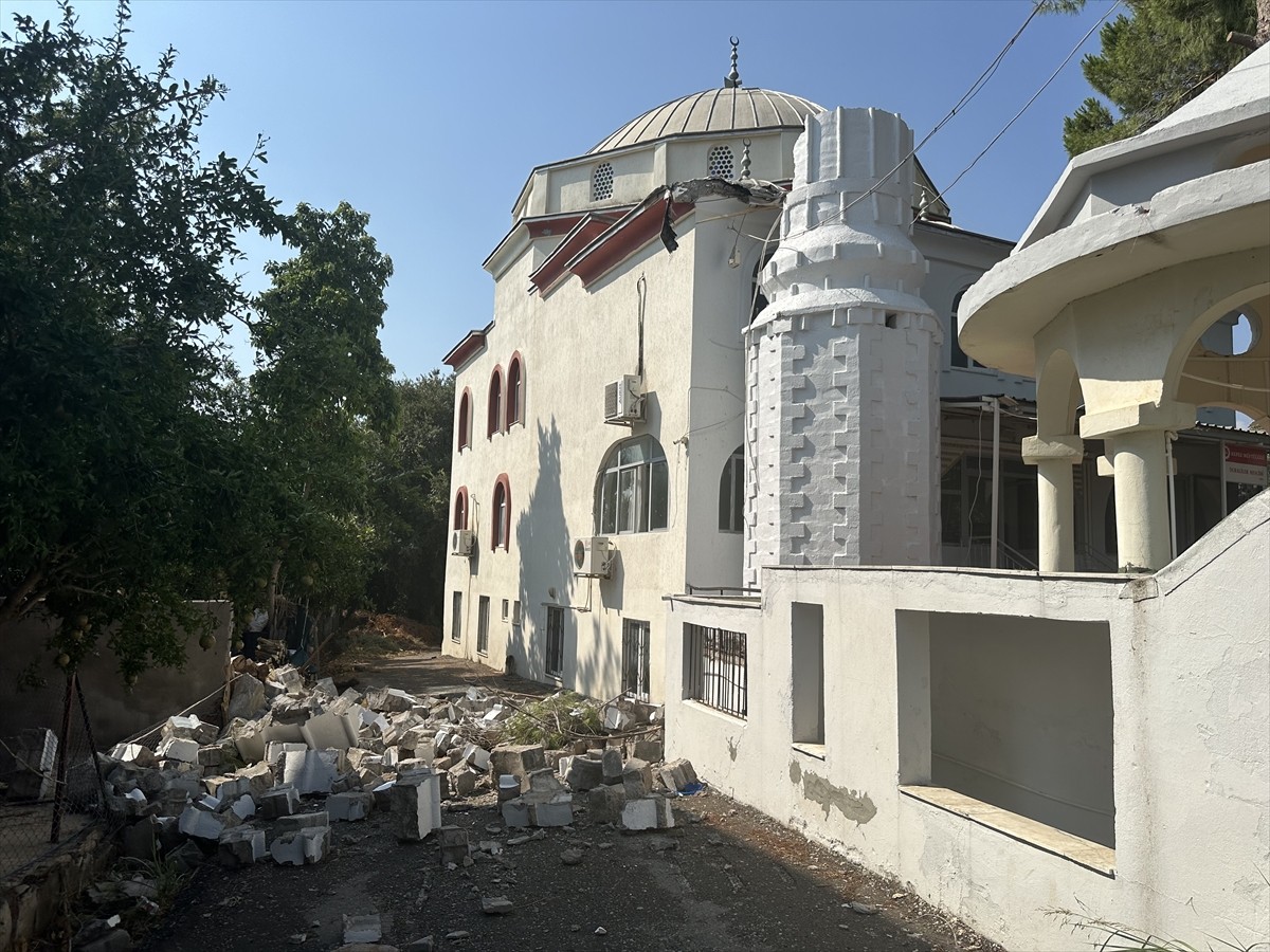 Antalya'da etkili olan sağanak ve fırtına nedeniyle bir caminin minaresi ile ağaçlar devrildi.