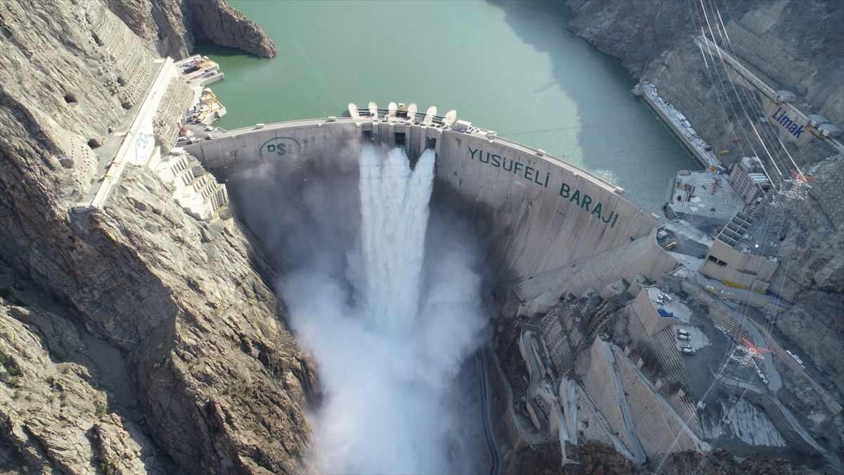 Artvin'de, temelden 275 metre gövde yüksekliğiyle Türkiye'nin en yüksek, dünyanın ise 5'inci...