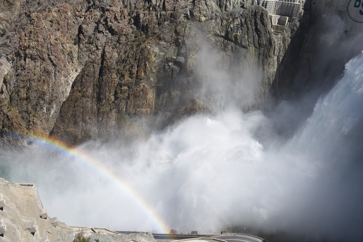 Artvin'de, temelden 275 metre gövde yüksekliğiyle Türkiye'nin en yüksek, dünyanın ise 5'inci...