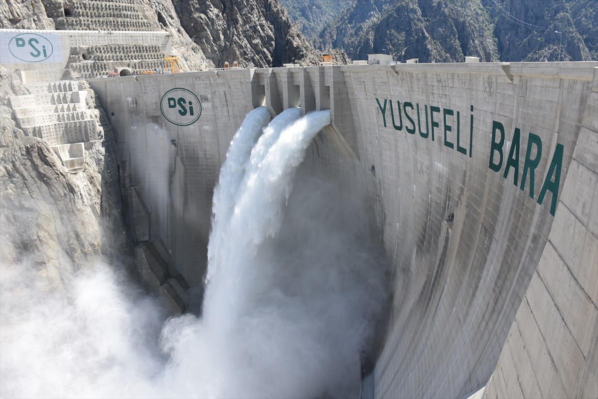 Artvin'de, temelden 275 metre gövde yüksekliğiyle Türkiye'nin en yüksek, dünyanın ise 5'inci...