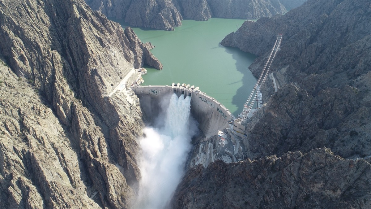 Artvin'de, temelden 275 metre gövde yüksekliğiyle Türkiye'nin en yüksek, dünyanın ise 5'inci...