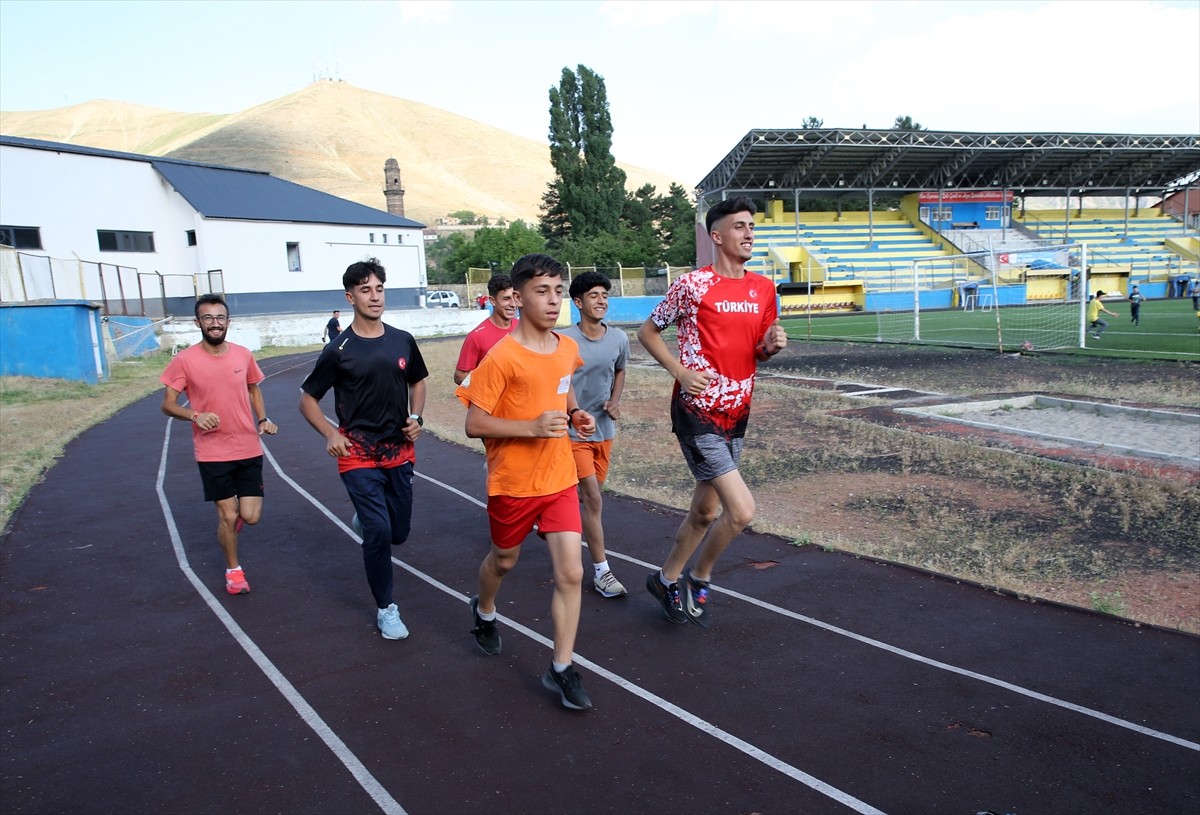 Bitlisli milli atlet Azat Özkan (fotoğrafta), Peru'daki Dünya Atletizm Gençler Şampiyonası'ndan...