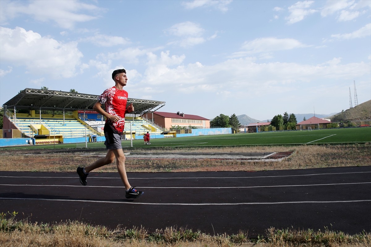 Bitlisli milli atlet Azat Özkan (fotoğrafta), Peru'daki Dünya Atletizm Gençler Şampiyonası'ndan...