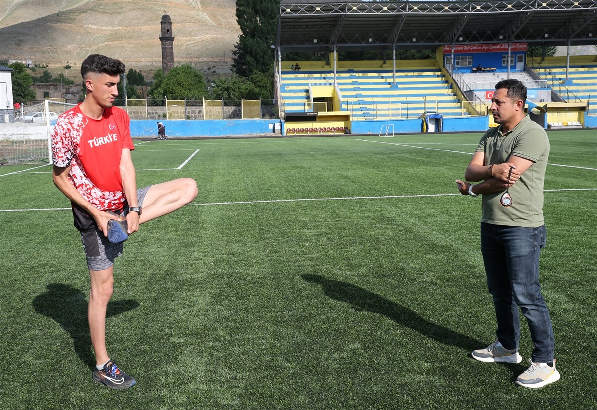 Bitlisli milli atlet Azat Özkan (fotoğrafta), Peru'daki Dünya Atletizm Gençler Şampiyonası'ndan...