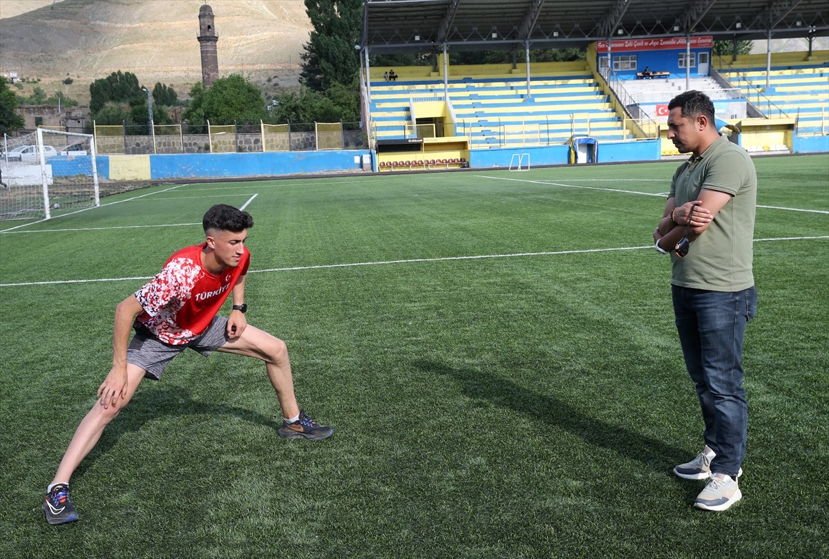 Bitlisli milli atlet Azat Özkan (fotoğrafta), Peru'daki Dünya Atletizm Gençler Şampiyonası'ndan...