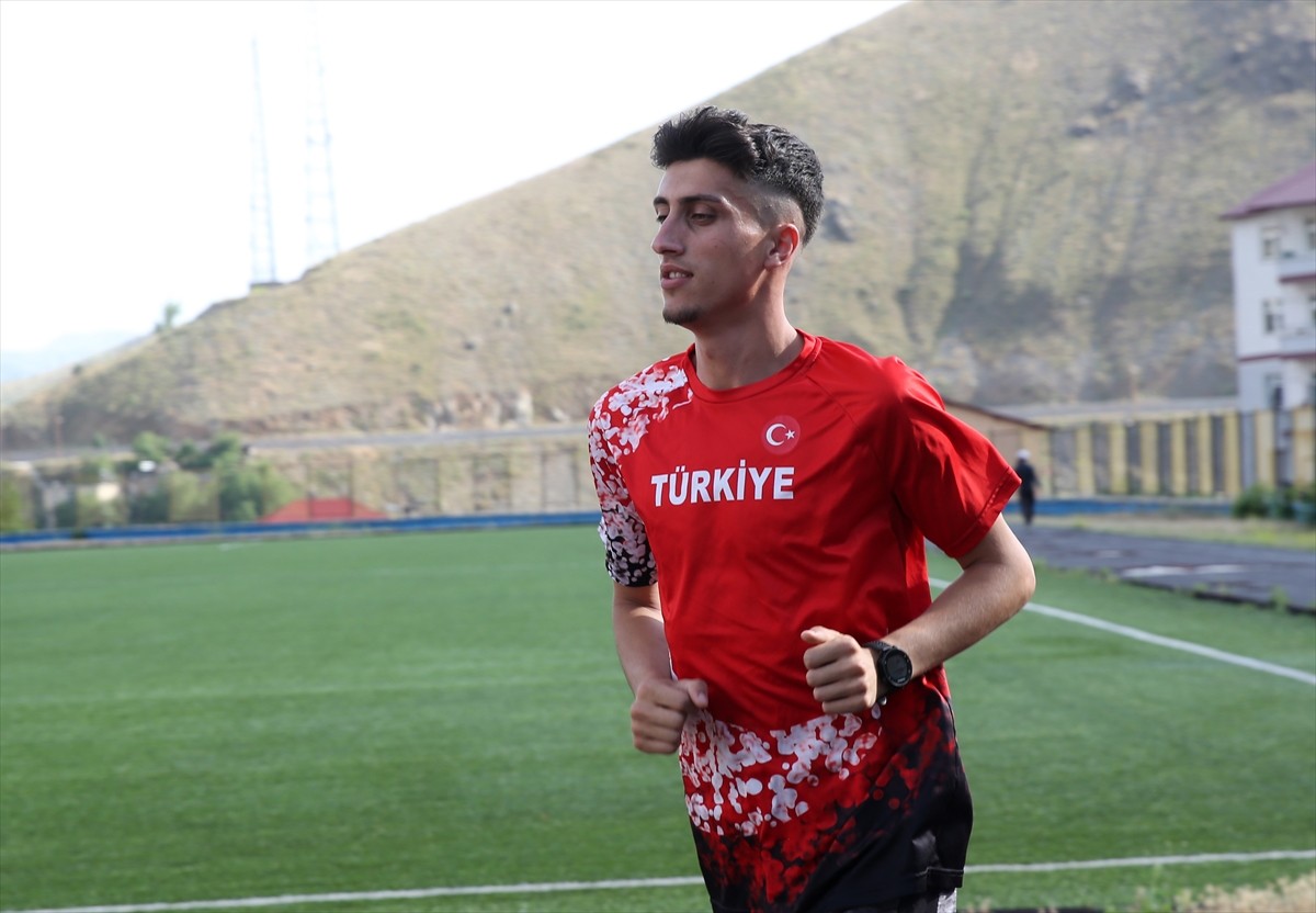 Bitlisli milli atlet Azat Özkan (fotoğrafta), Peru'daki Dünya Atletizm Gençler Şampiyonası'ndan...