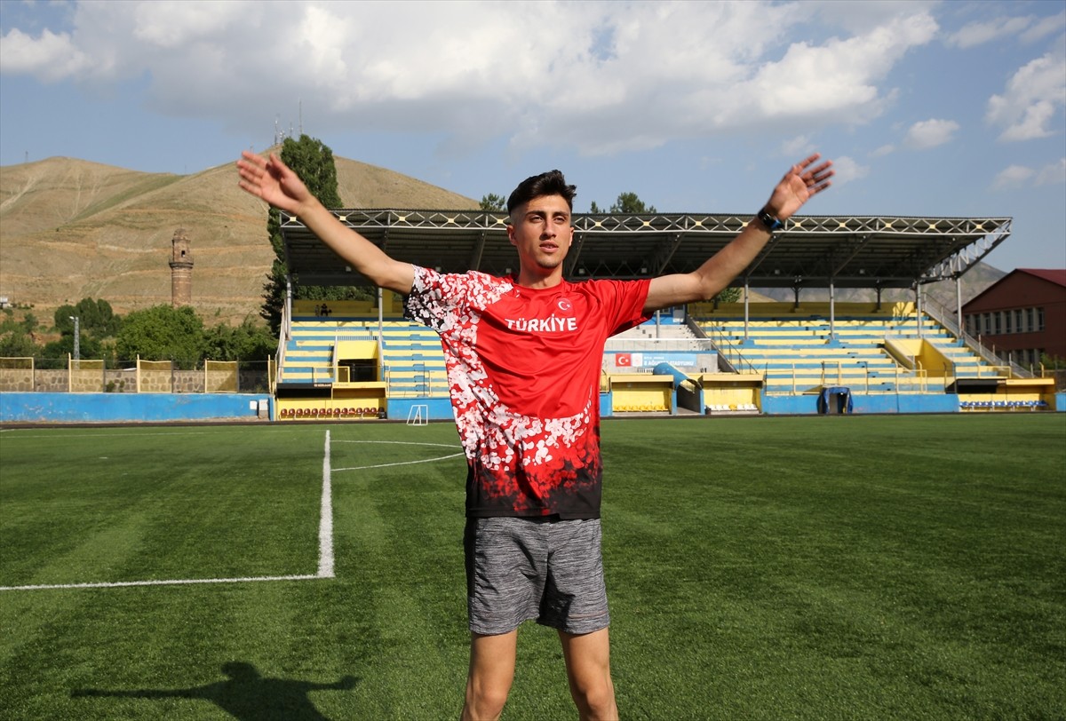 Bitlisli milli atlet Azat Özkan (fotoğrafta), Peru'daki Dünya Atletizm Gençler Şampiyonası'ndan...