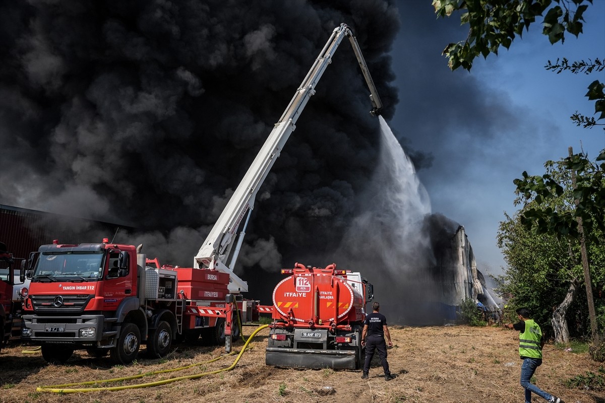 Bursa'nın Yıldırım ilçesinde, kağıt fabrikası ve geri dönüşüm tesisinde çıkarak çevredeki...