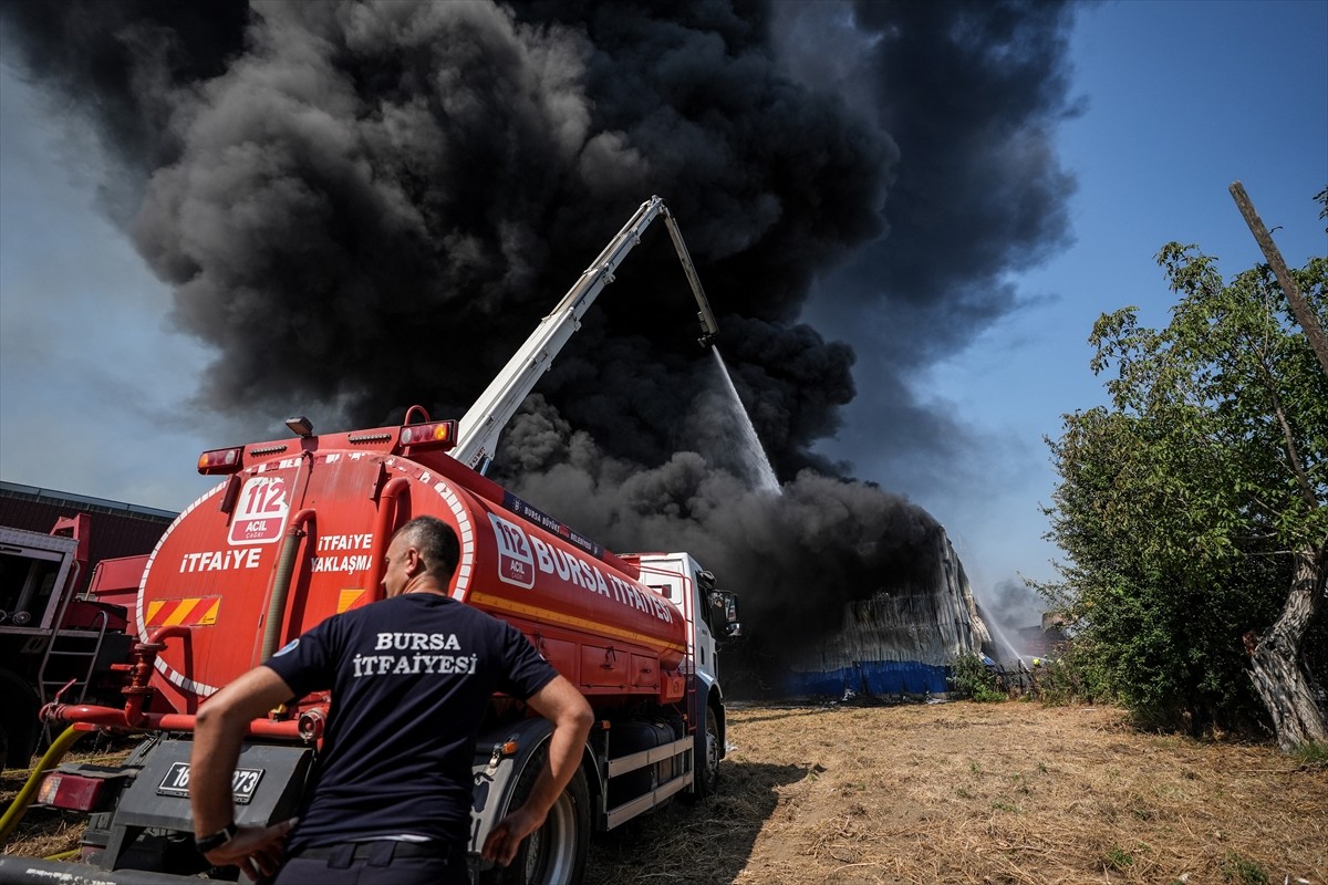 Bursa'nın Yıldırım ilçesinde, kağıt fabrikası ve geri dönüşüm tesisinde çıkarak çevredeki...