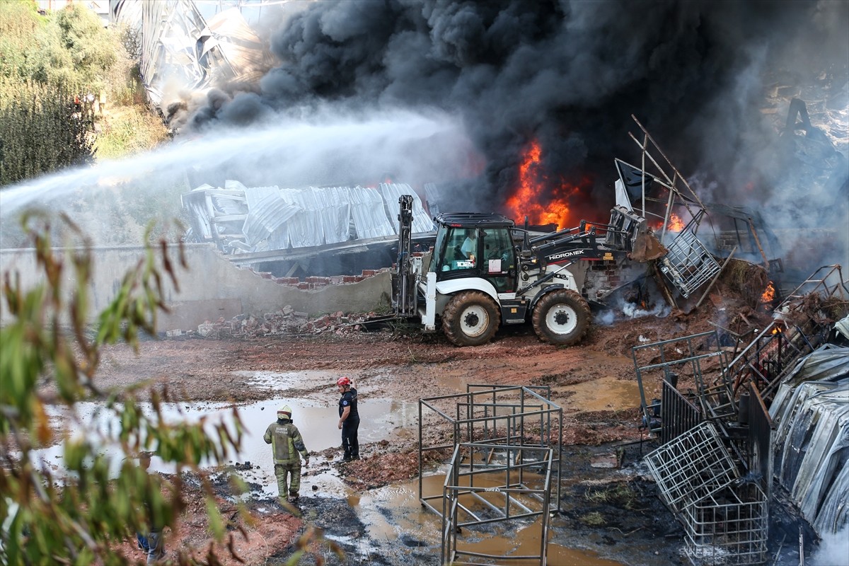 Bursa'nın Yıldırım ilçesinde, kağıt fabrikası ve geri dönüşüm tesisinde çıkarak çevredeki...