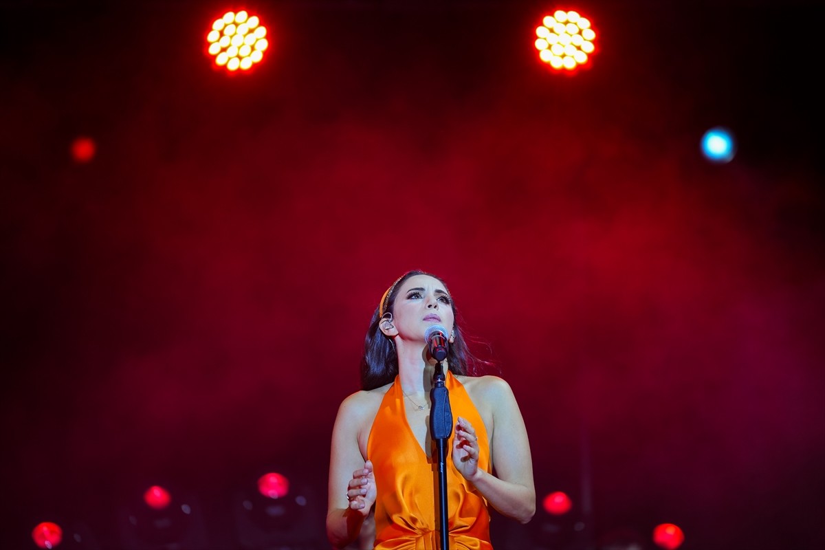 Caz, blues, pop, funk ve elektronik müziği modern tınılarla buluşturan piyanist, besteci, söz...