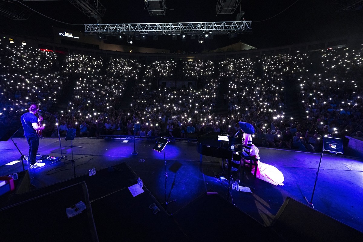 Caz, blues, pop, funk ve elektronik müziği modern tınılarla buluşturan piyanist, besteci, söz...