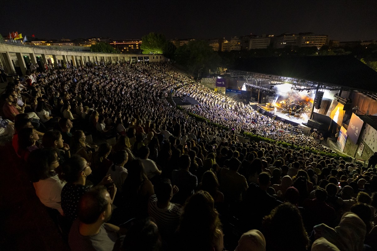 Caz, blues, pop, funk ve elektronik müziği modern tınılarla buluşturan piyanist, besteci, söz...