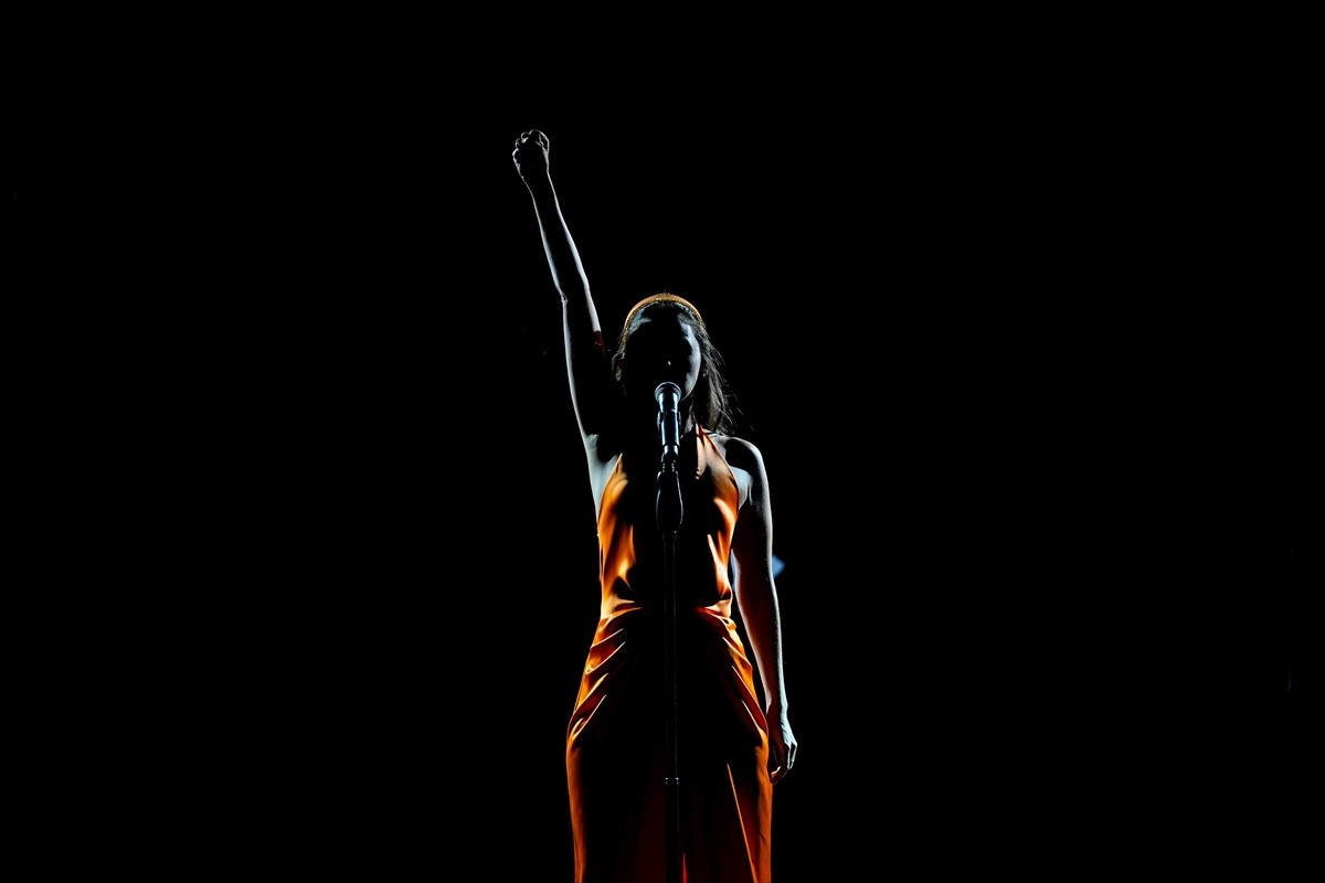 Caz, blues, pop, funk ve elektronik müziği modern tınılarla buluşturan piyanist, besteci, söz...