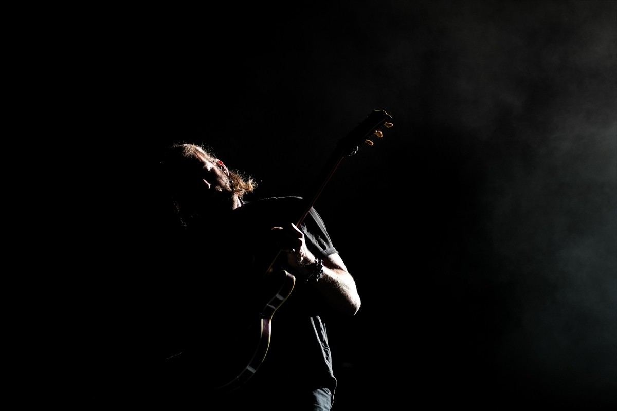 Caz, blues, pop, funk ve elektronik müziği modern tınılarla buluşturan piyanist, besteci, söz...