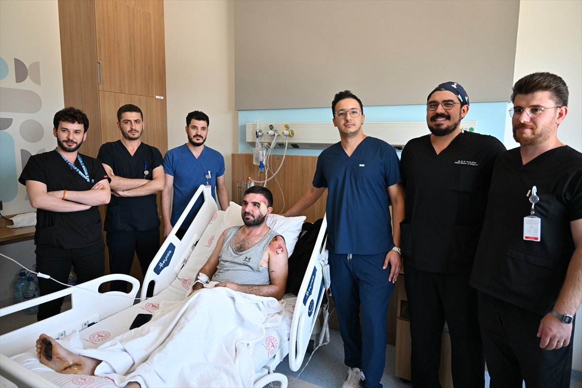 Çocuklarını kurtarmak isterken aracın altında kalarak yaralanan İsmail Serçe'nin yüzüne...