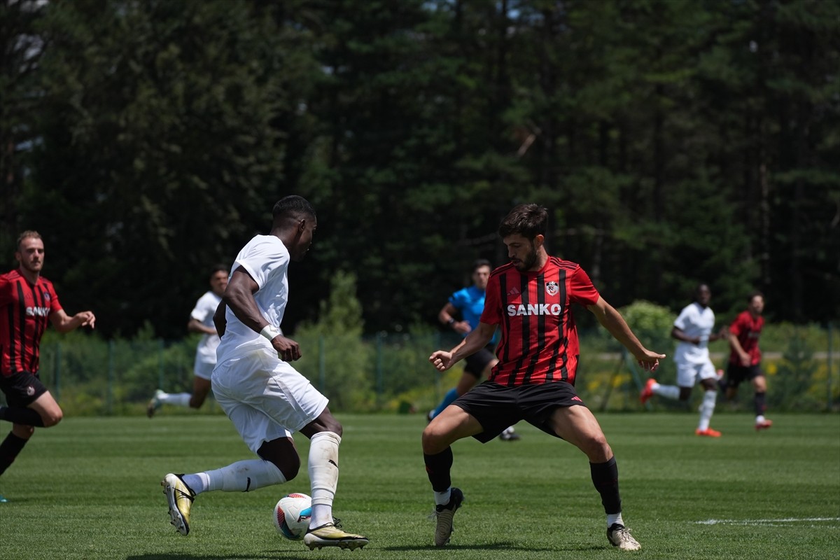 Corendon Alanyaspor, hazırlık maçında Gaziantep FK ile karşılaştı. Gaziantep FK'lı futbolcu Kacper...