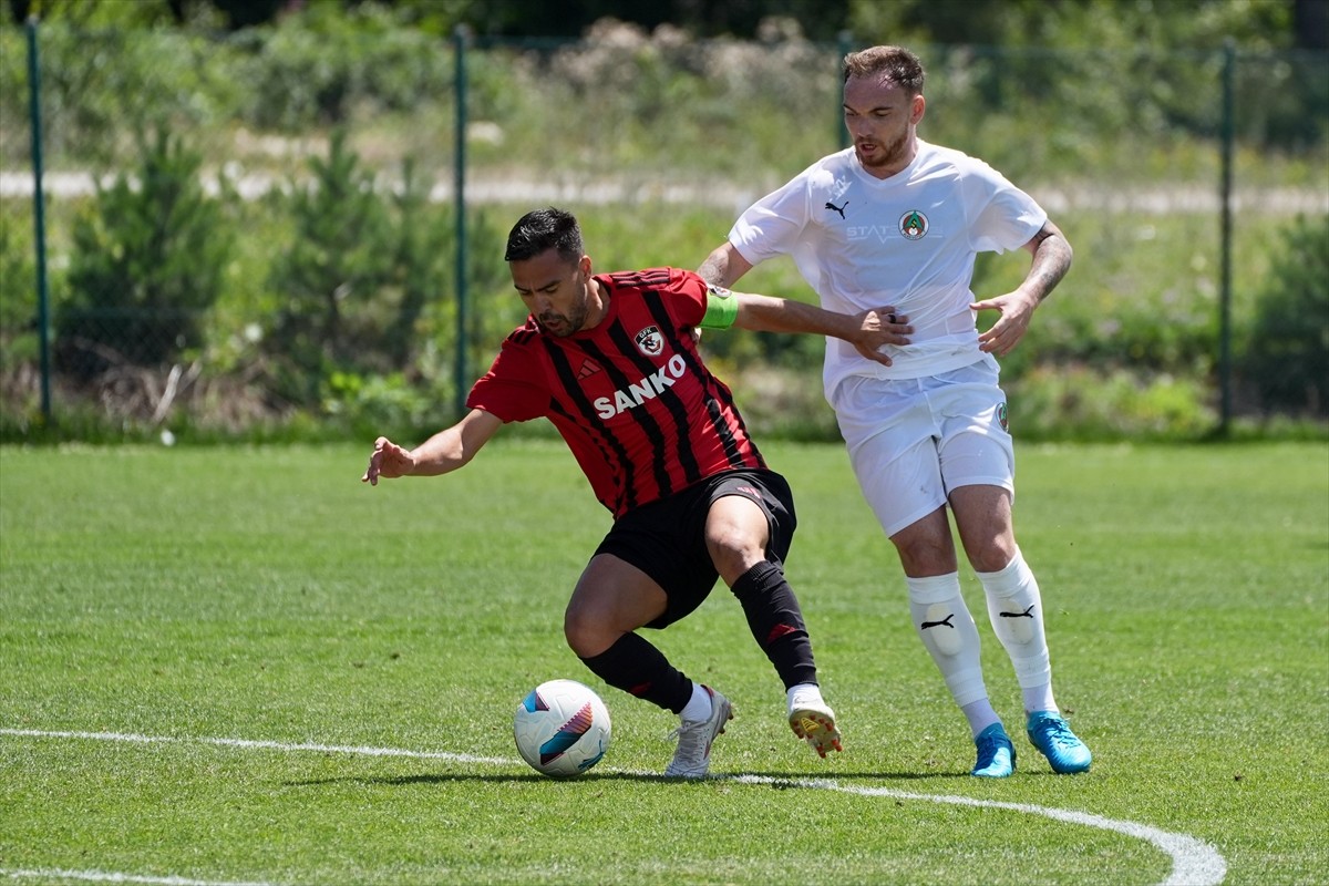 Corendon Alanyaspor, hazırlık maçında Gaziantep FK ile karşılaştı. Gaziantep FK'lı futbolcu Kacper...