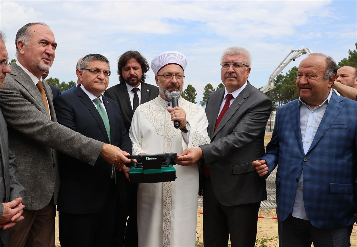 Diyanet İşleri Başkanı Ali Erbaş (sol 5), Sinop Üniversitesi Kampüs Cami temel atma törenine...