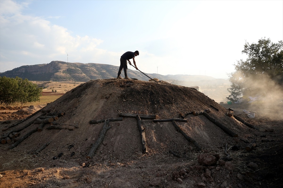 Diyarbakır ve Mardin'den Kayseri'nin Yahyalı ilçesine gelen işçiler, ekmek paralarını evlerinden...