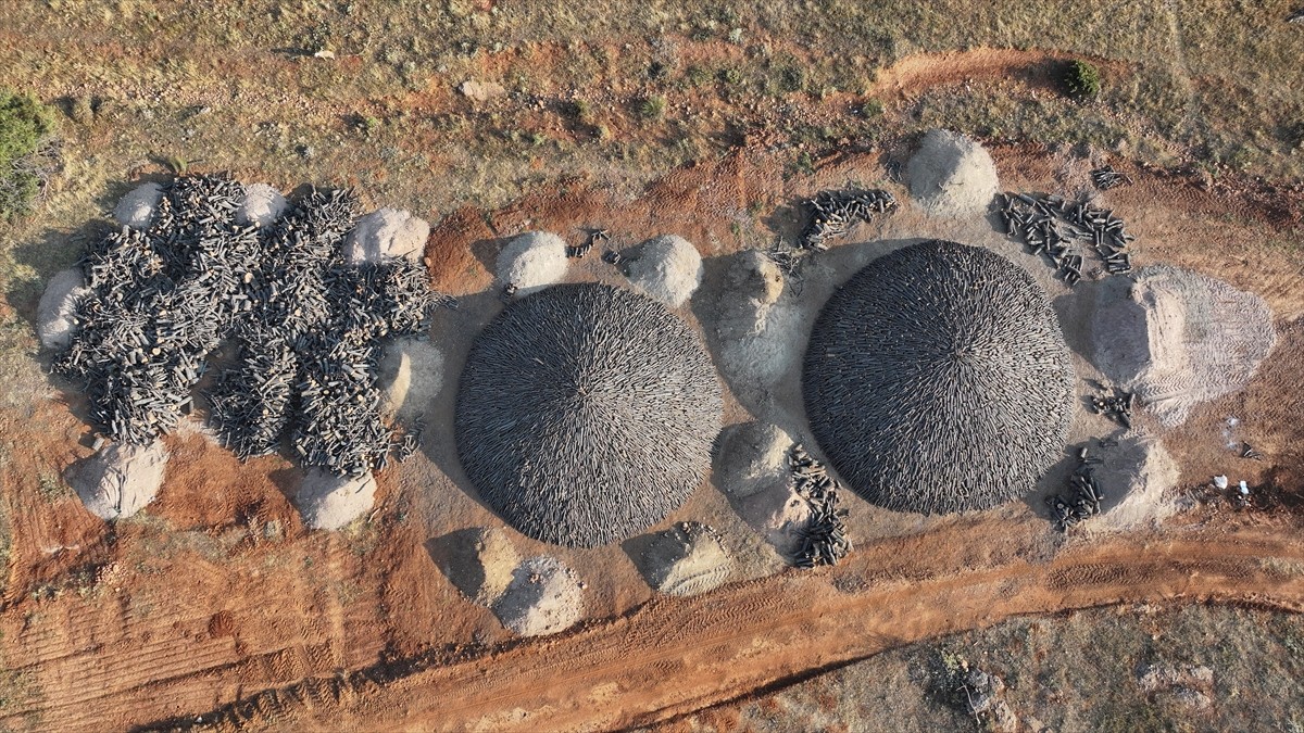 Diyarbakır ve Mardin'den Kayseri'nin Yahyalı ilçesine gelen işçiler, ekmek paralarını evlerinden...