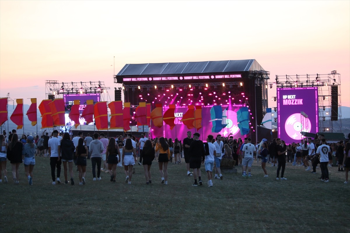 Dünyaca ünlü Kosova asıllı İngiliz şarkıcı Dua Lipa ve babası tarafından Kosova’nın başkenti...