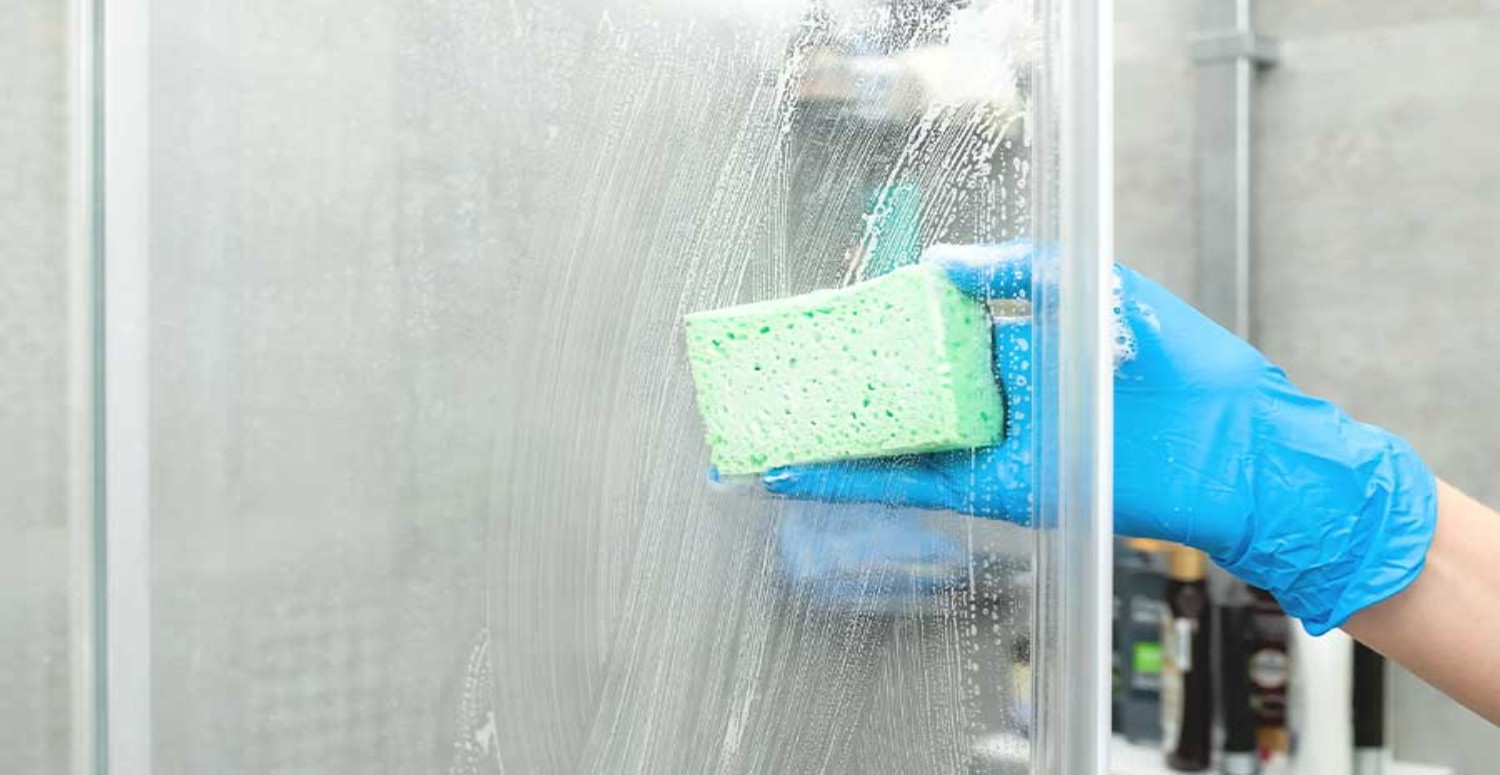 Duşakabindeki kireci lekeyi silip atıyor! Deterjanla değil sadece iki malzemeyle!