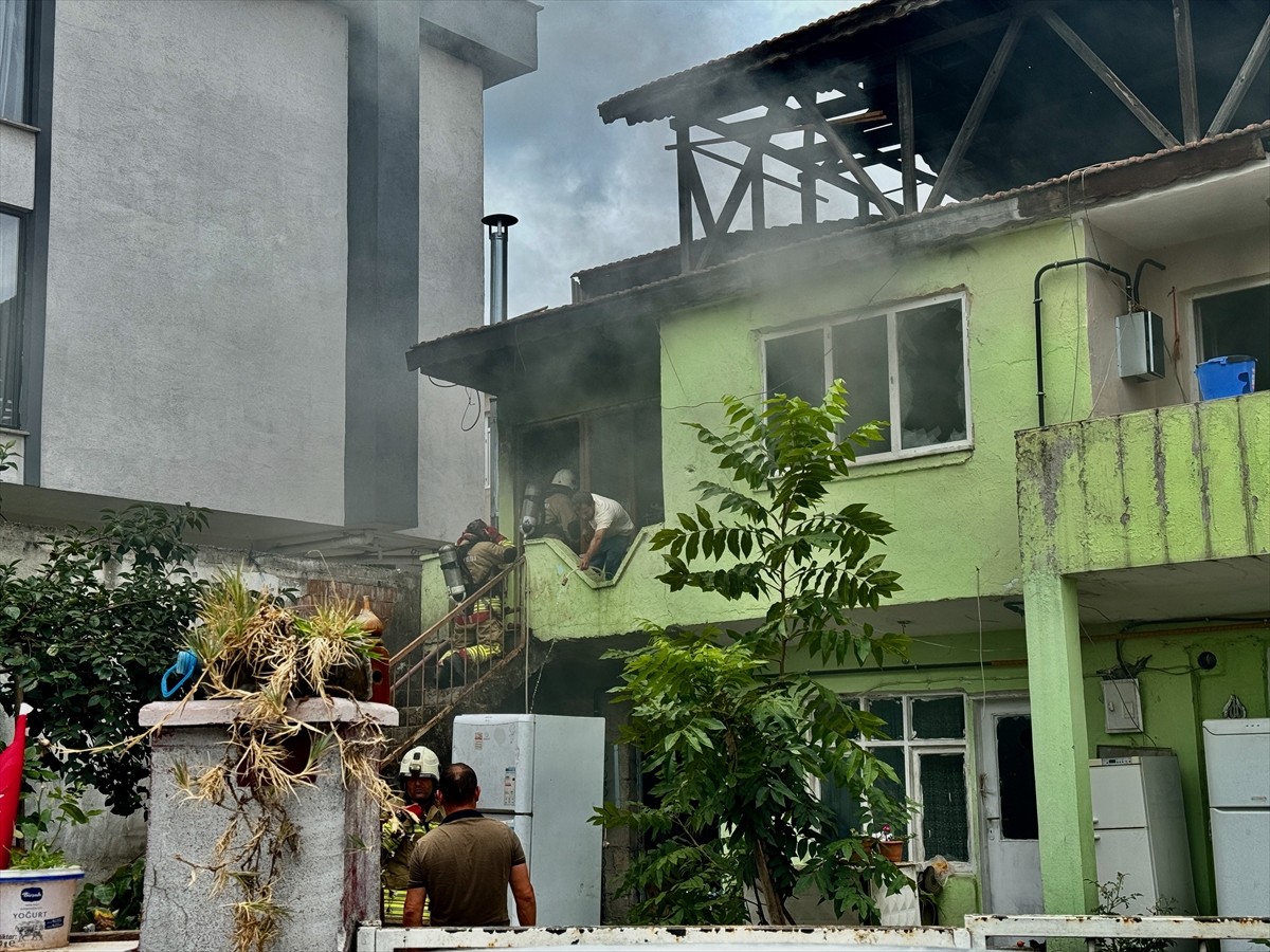 Düzce'de müstakil evde çıkan yangında dumandan etkilenen 2'si çocuk 5 kişi hastaneye...