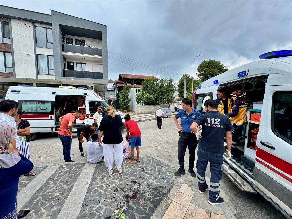 Düzce'de müstakil evde çıkan yangında dumandan etkilenen 2'si çocuk 5 kişi hastaneye...