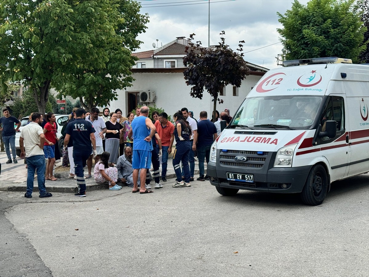 Düzce'de müstakil evde çıkan yangında dumandan etkilenen 2'si çocuk 5 kişi hastaneye...