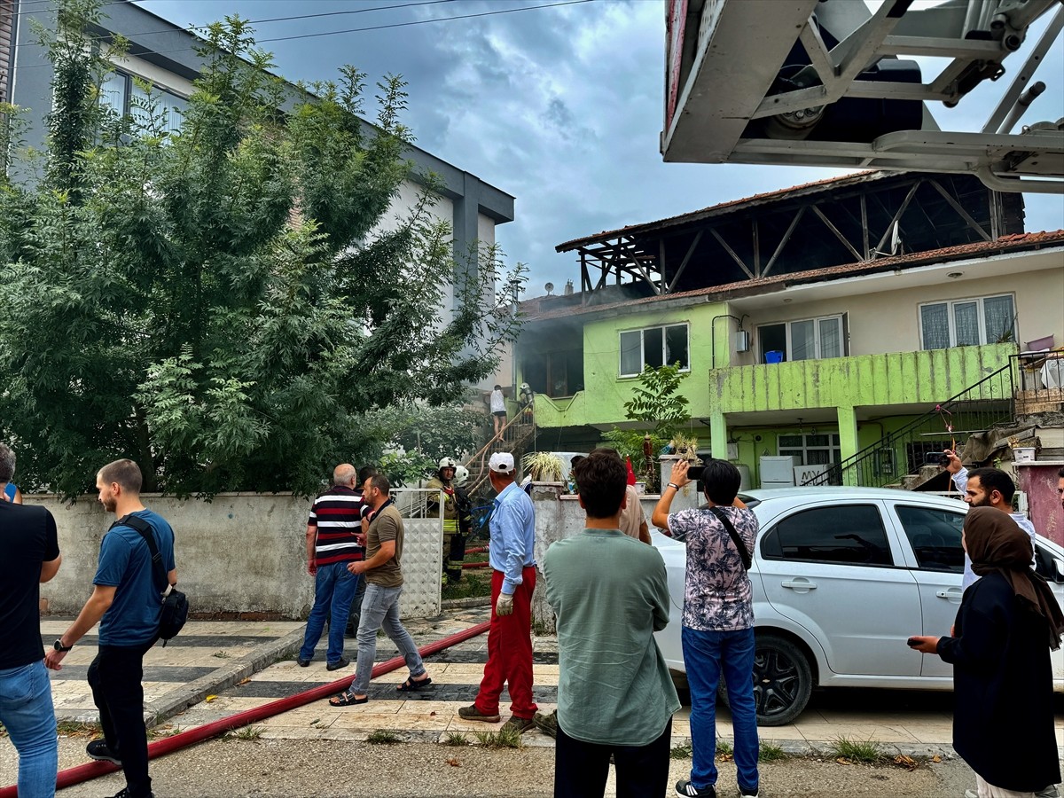 Düzce'de müstakil evde çıkan yangında dumandan etkilenen 2'si çocuk 5 kişi hastaneye...