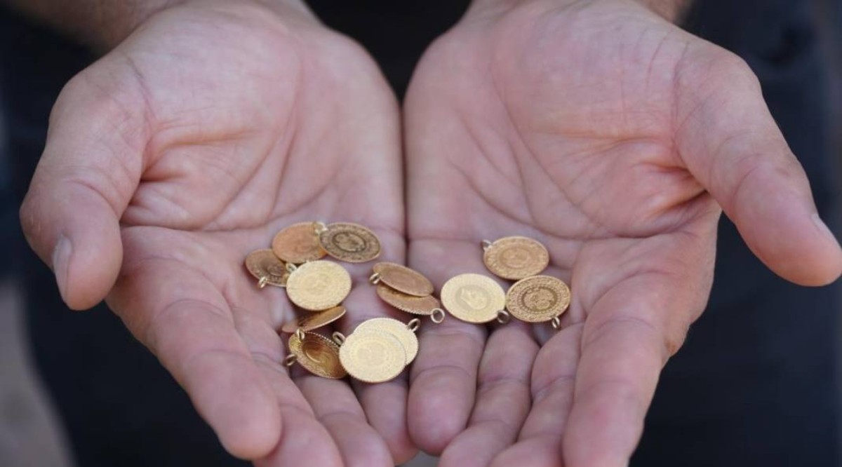 Elindeki parayla altın alanlar dikkat