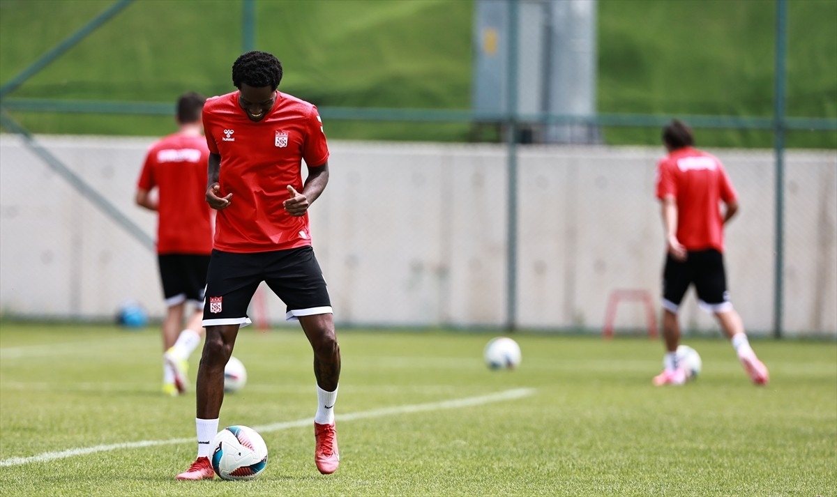 EMS Yapı Sivasspor, 2024-2025 sezonu hazırlıklarının ikinci etap çalışmalarını Erzurum'da teknik...