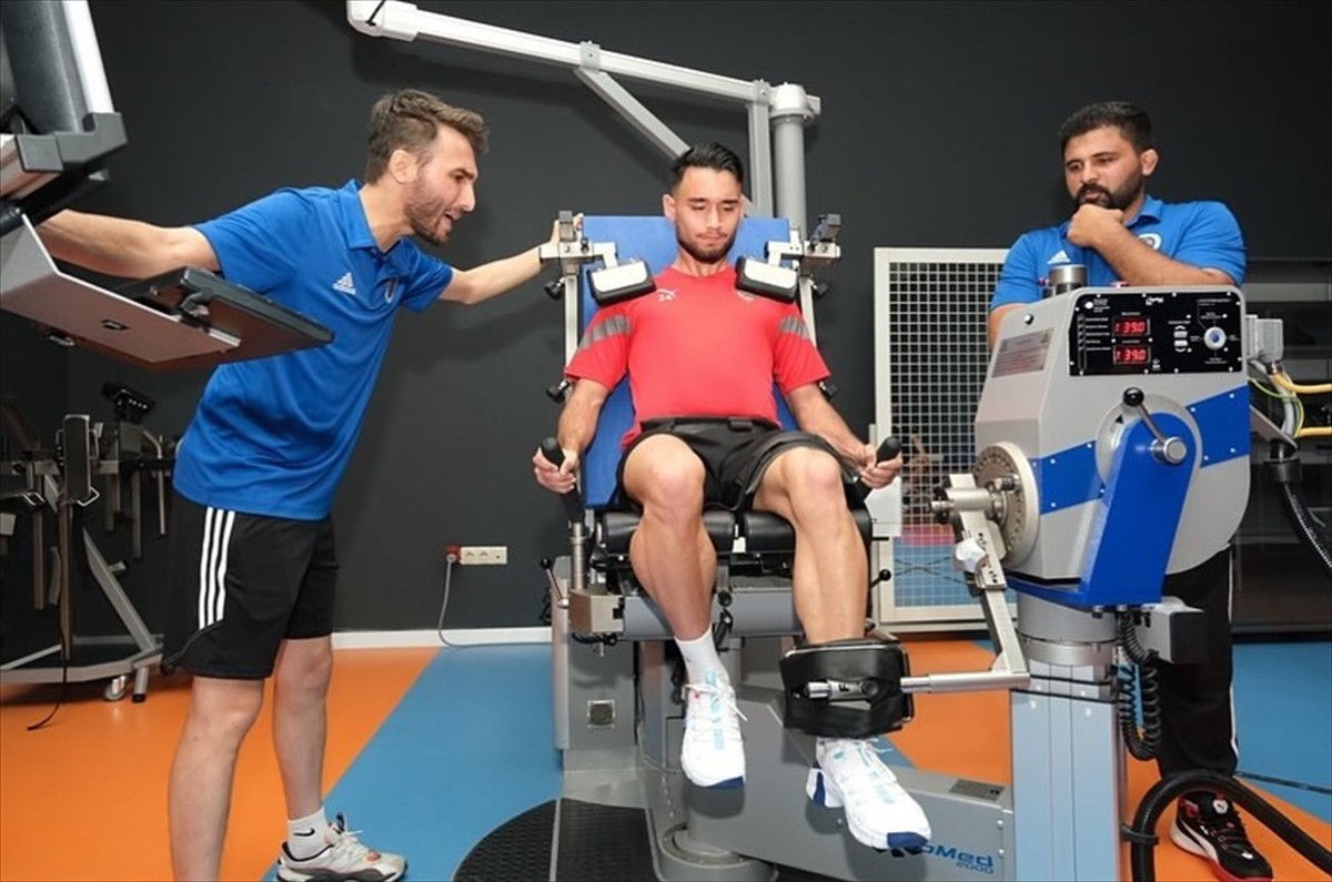 Erzurum'da yeni sezon hazırlıklarını sürdüren futbolcular, Atatürk Üniversitesi Performans Ölçüm...